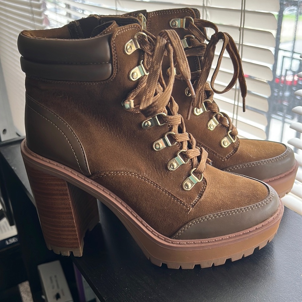 JLO Brown Lace Up Boots! Size 8